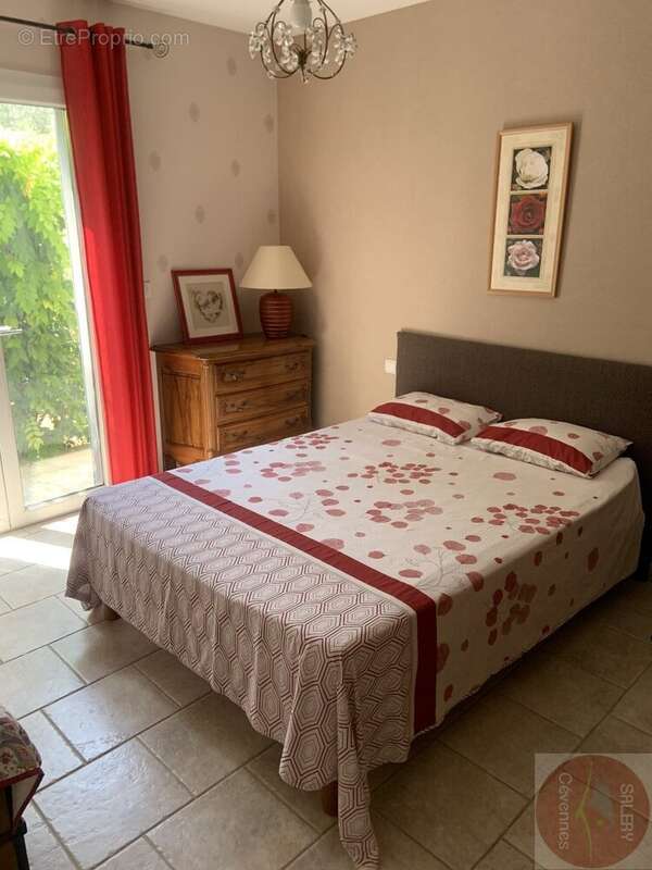Villa de plain-pied de 156m² et son terrain de 2522m² - photo 8