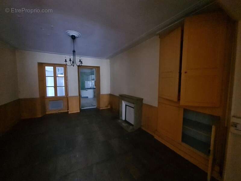 Appartement à VILLEBOIS-LAVALETTE