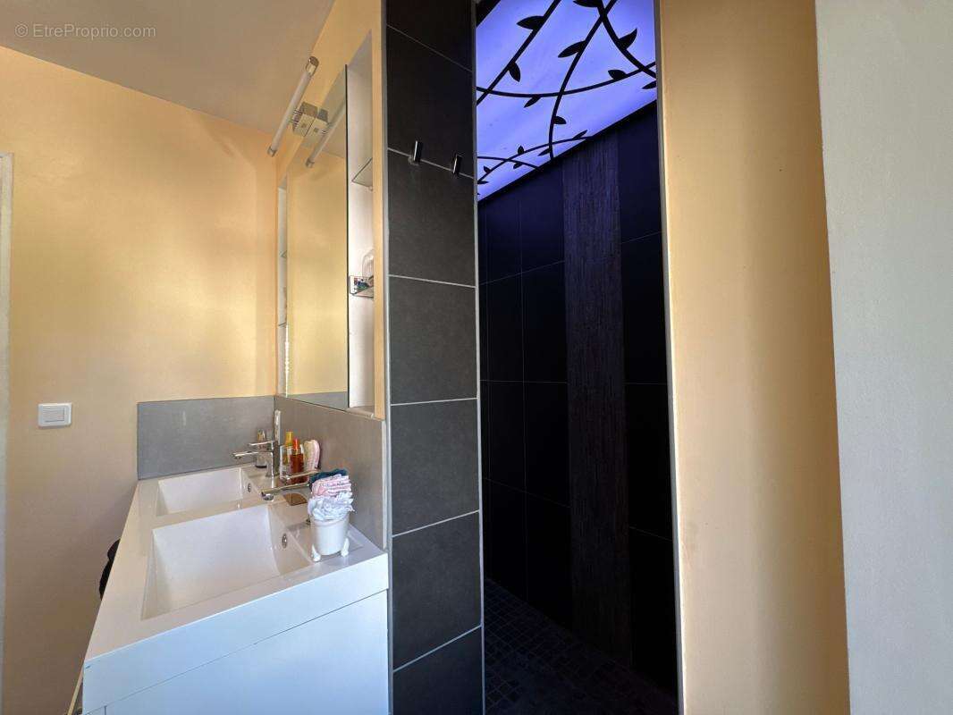 Maison à NOTRE-DAME-DE-SANILHAC