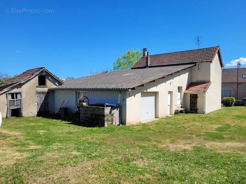VALIGNY ( 03 ) Maison de village Beau jardin  Garage  Annexes - photo 3