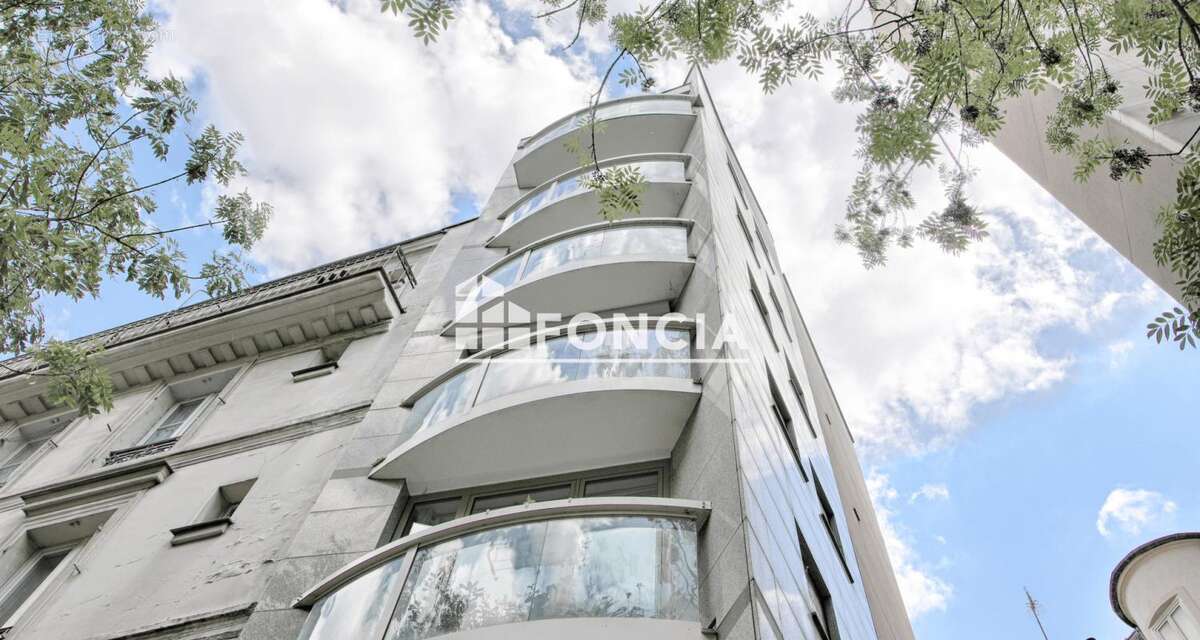 Tram jean moulin studio transformable en 2p dans immeuble recent - photo 7