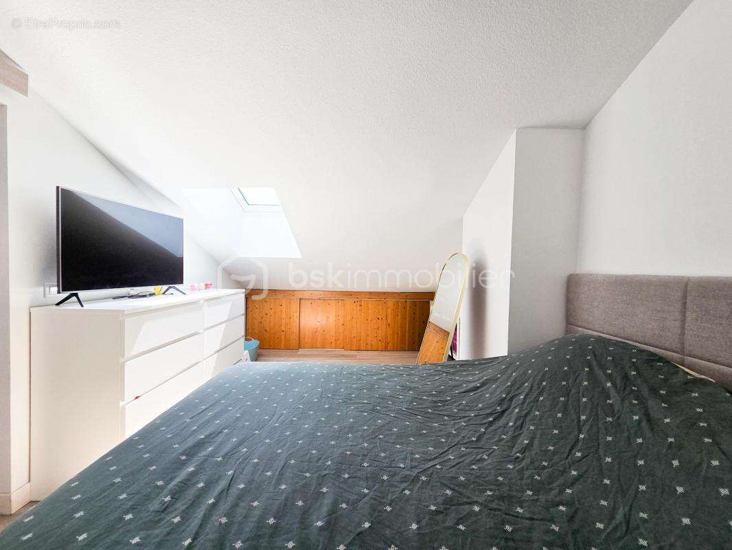 EYBENS – Dernier étage – Appartement rénové avec goût, balcon et potentiel 2 chambres - photo 10