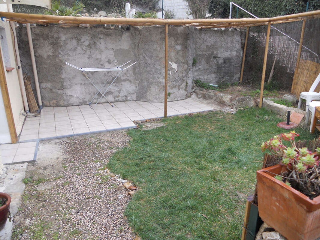 Maison à SAINT-MITRE-LES-REMPARTS