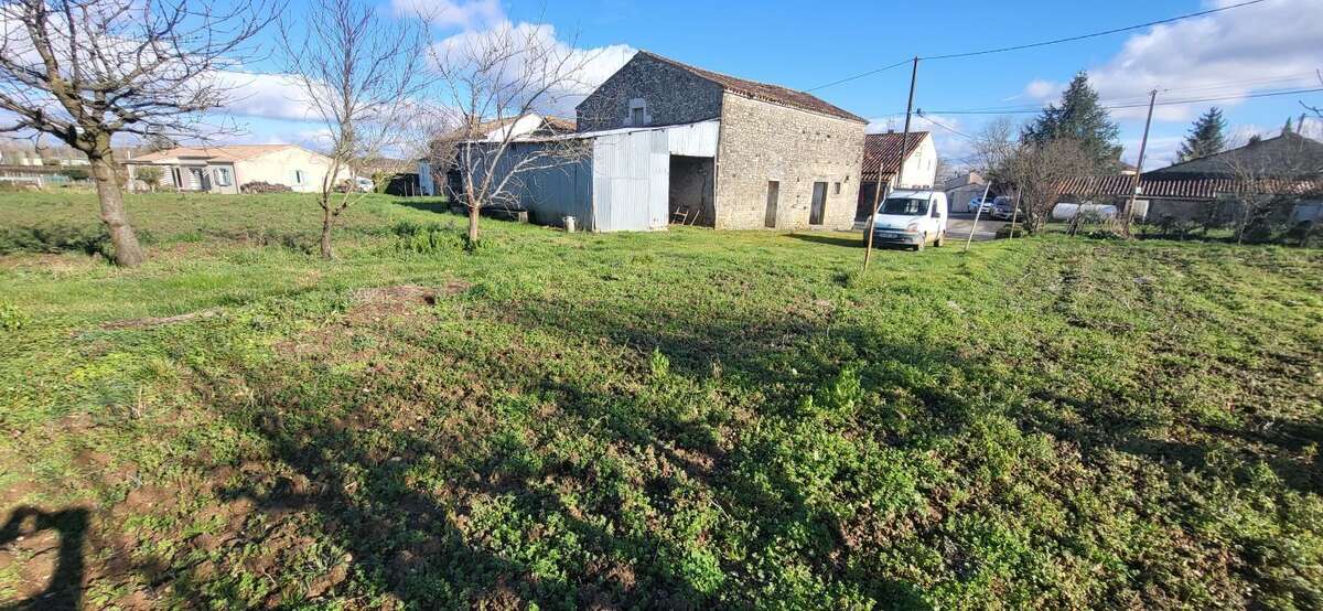Maison 135 m² à Saint-Hilaire-Des-Loges  - photo 2