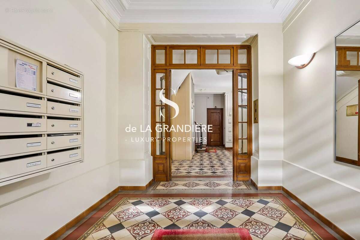 Appartement à PARIS-16E
