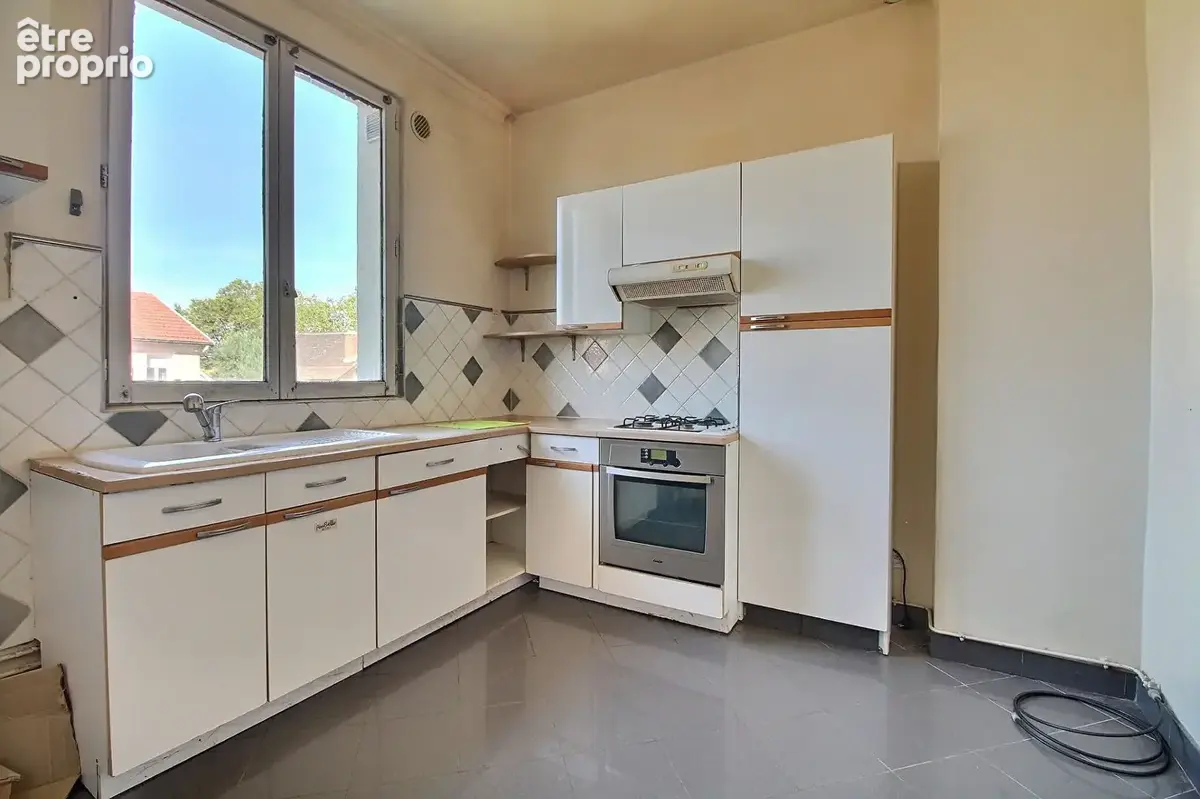 Grande maison familiale avec jardins, garage et fort potentiel - photo 8