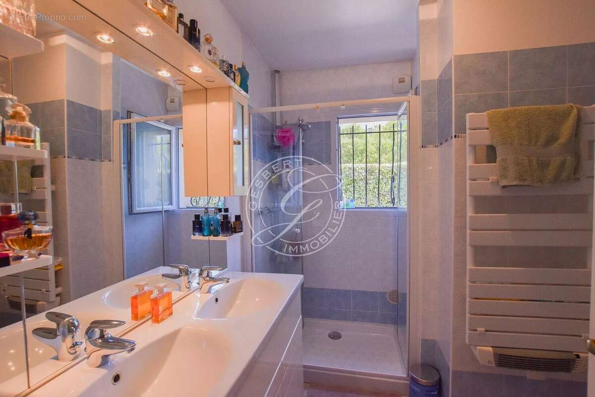 A vendre flayosc - maison a pied au village 3 chambres avec piscine et garage au calme absolu - photo 13