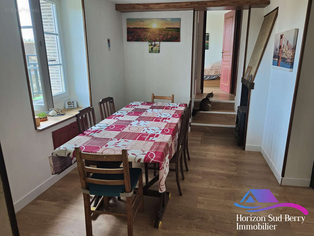 Salle à manger avec poêle à bois - Maison à LA CHATRE