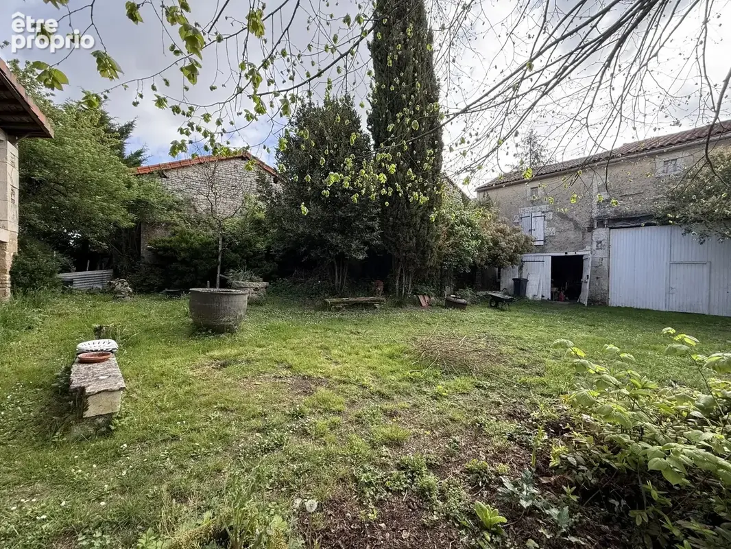 Spacieuse propriété en pierre de 4 chambres, au coeur d'un petit village proche de Ruffec - photo 14
