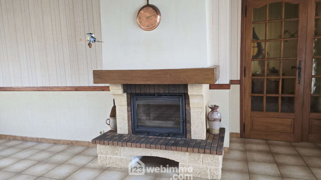 Avec cheminée insert changée récemment. - Maison à NIEUIL-L&#039;ESPOIR