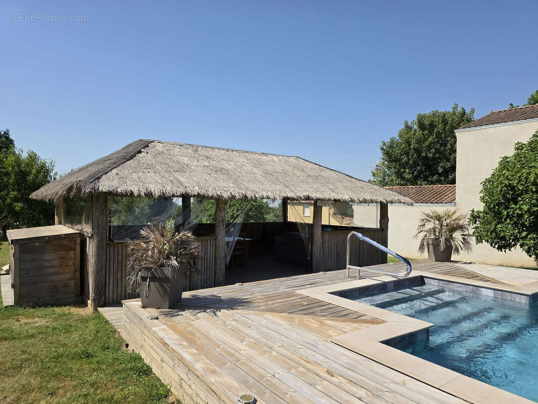Elegante villa de plain peid avec piscine et vaste terrain - photo 4