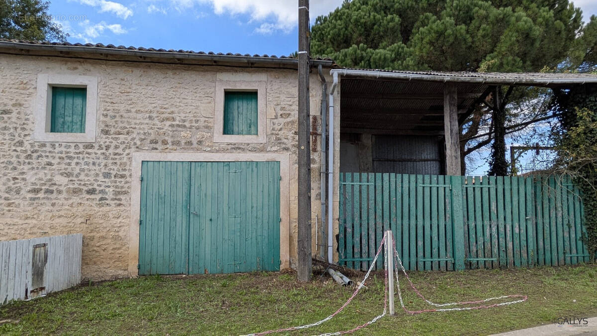 Maison à SAINT-SIMON-DE-PELLOUAILLE