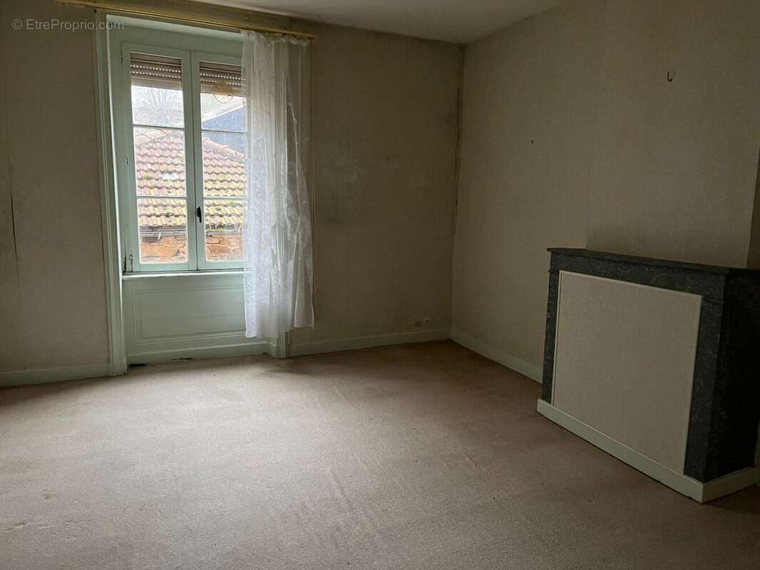 Appartement 300 m² à Cours-La-Ville  - photo 8