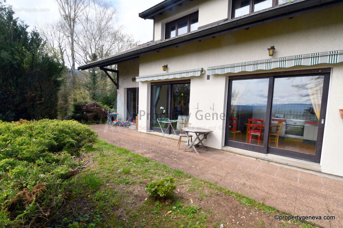 Maison à PERON