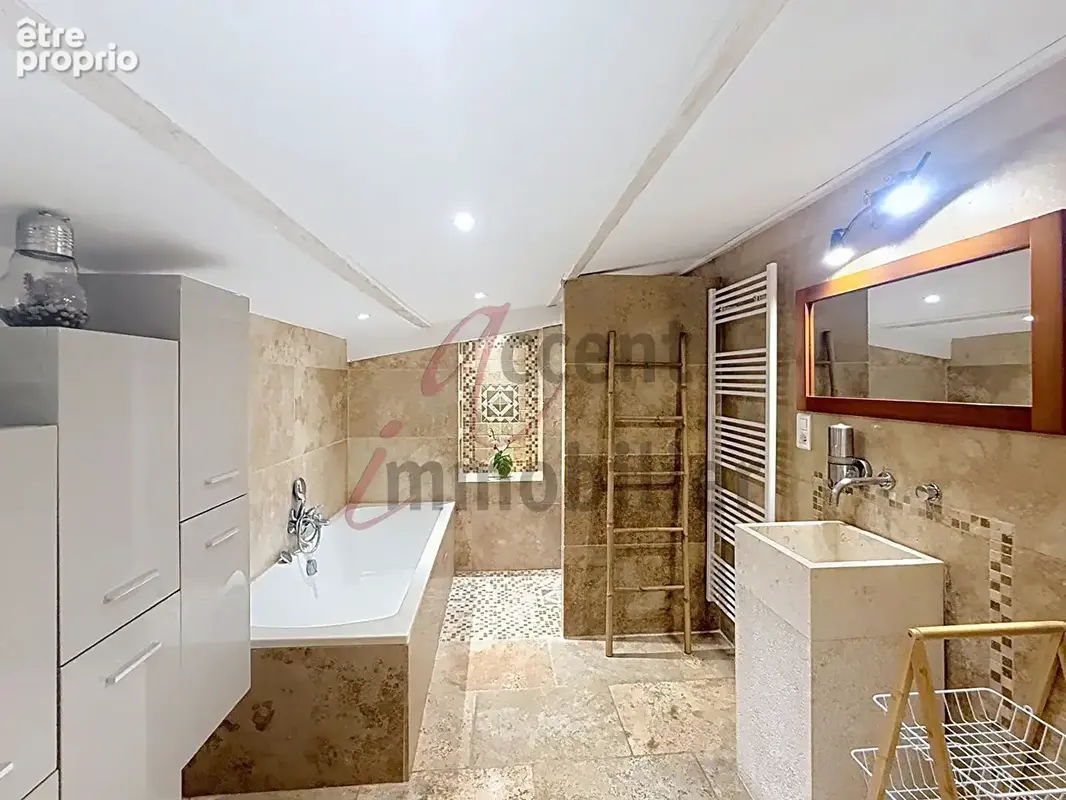 Noves : Double habitation et hangar, piscine et grand terrain - photo 17
