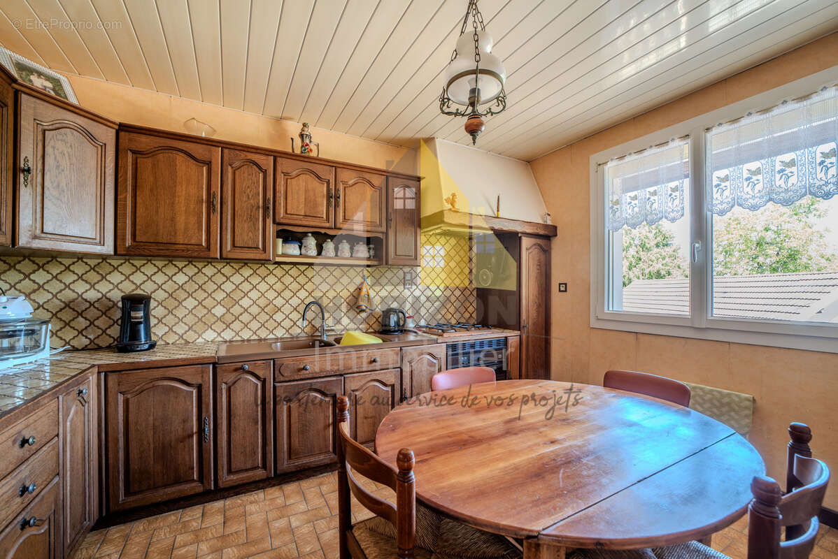 Maison sur-sous sol complet, mitoyenne, aux portes de Bletterans - photo 3