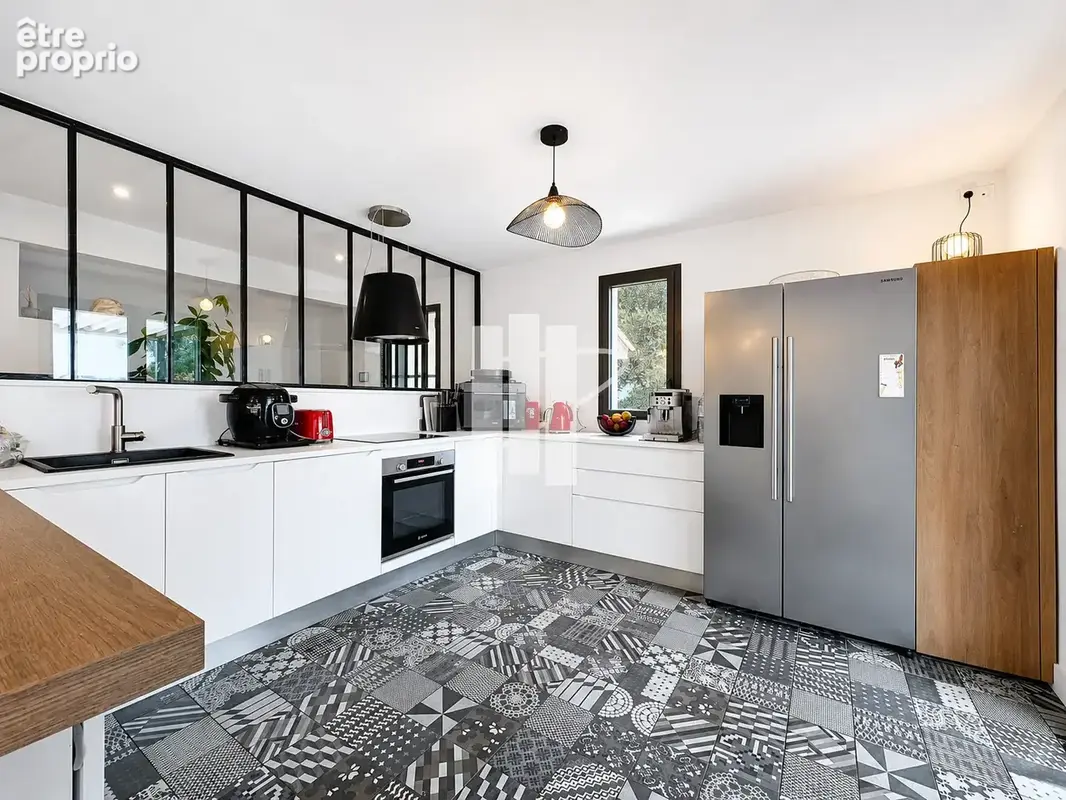 Superbe villa rénovée à Saint-Raphaël   208 m2, vue mer, suites, piscine et prestations d’exception - photo 8