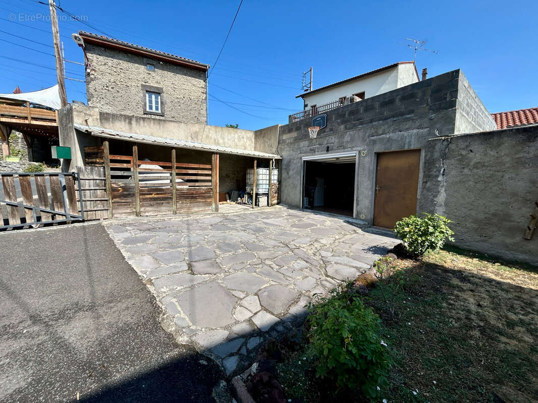 CHATEAUGAY - Maison de bourg Auvergnate de 101 m2, 3 chambres, garage, cave et parking double. - photo 11