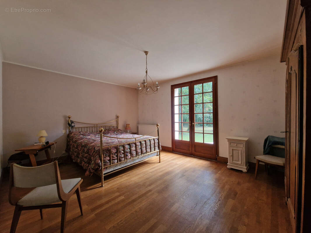 Maison à MONTMOREAU-SAINT-CYBARD