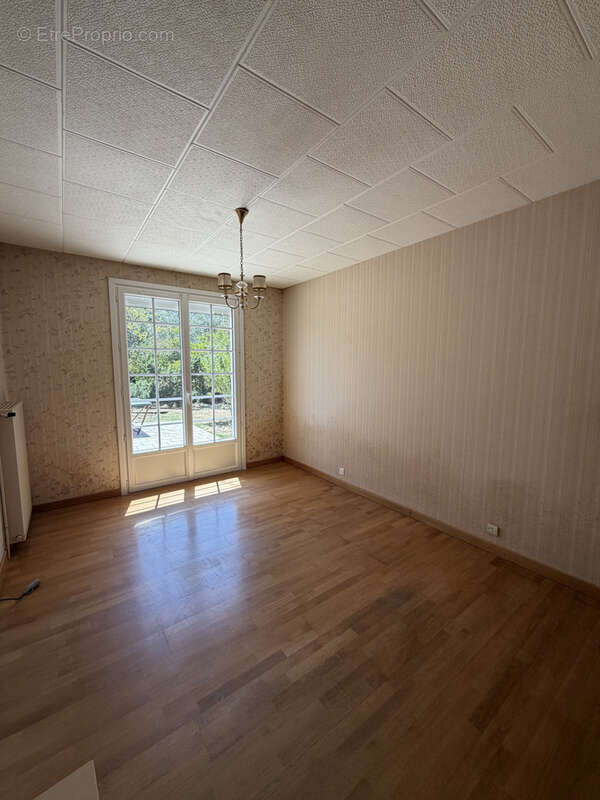 Maison plain pied 3 chambres sur sous sol + terrain agricole - photo 4
