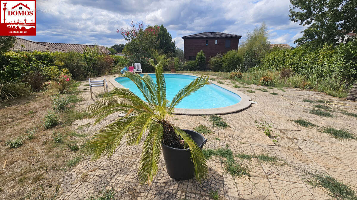LE TAILLAN MEDOC Prés du centre ville, parcelle de terrain constructible avec piscine - photo 2