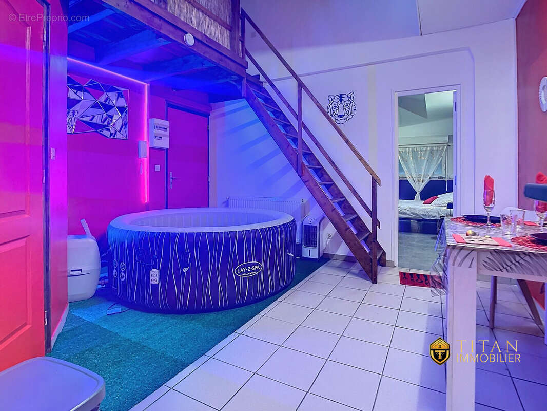 Immeuble de rapport-5 studios, 1 local commercial, un garage à Calais (62100)-titan-immobilier - Appartement à CALAIS