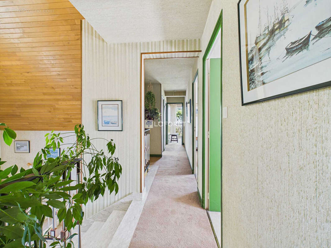 Maison 7 pièce(s) 162m2 -  ELLIANT - photo 9