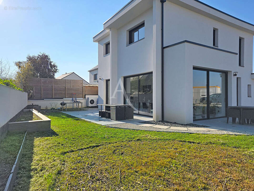 Maison à MONTREUIL-JUIGNE