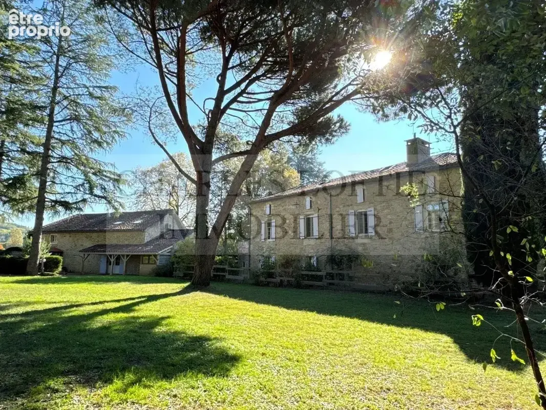 Superbe ensemble immobilier comprenant deux grandes maisons, deux piscines et dépendance sur un terrain de plus 8400 m², proche  - photo 2