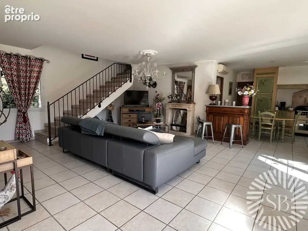 Bastide familiale avec piscine et jacuzzi    jardin paysagé   à pied du centre à Noves - photo 5