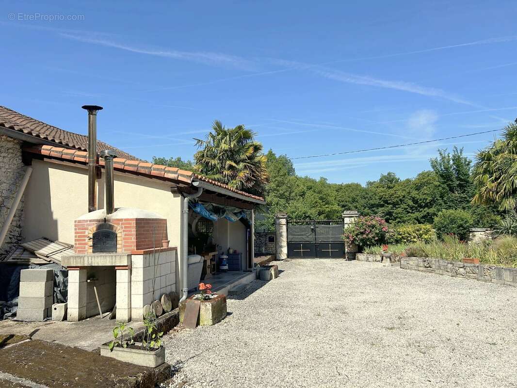 Maison à LA TOUR-BLANCHE