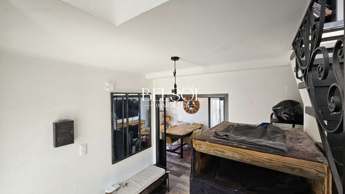 Vue de l'escalier , une entrée spacieuse et moderne - Maison à SAINT-CYPRIEN
