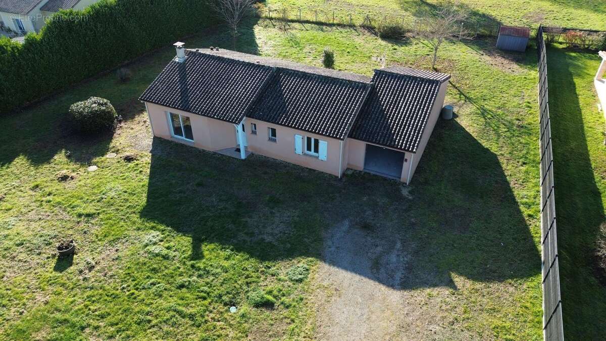 Maison à MANZAC-SUR-VERN