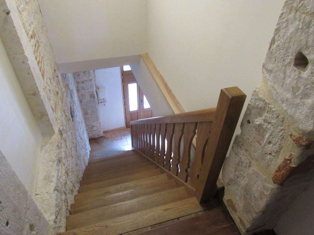 Grande maison medievale  de village entierement renovee dpe en b avec une petite maison qui sert de garage   290000€ - photo 32