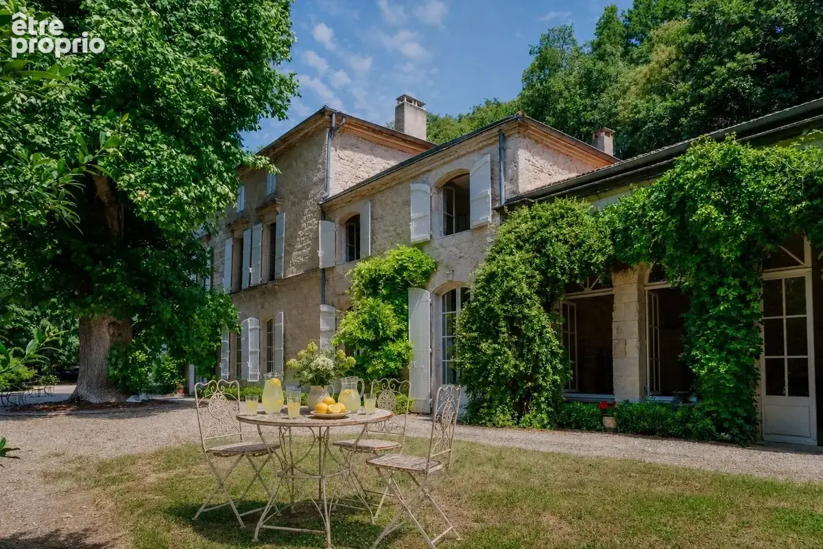 Château entièrement restauré sur 5 hectares de terrain (dont 2 hectares de bois et 3 sources d'eau) - photo 3