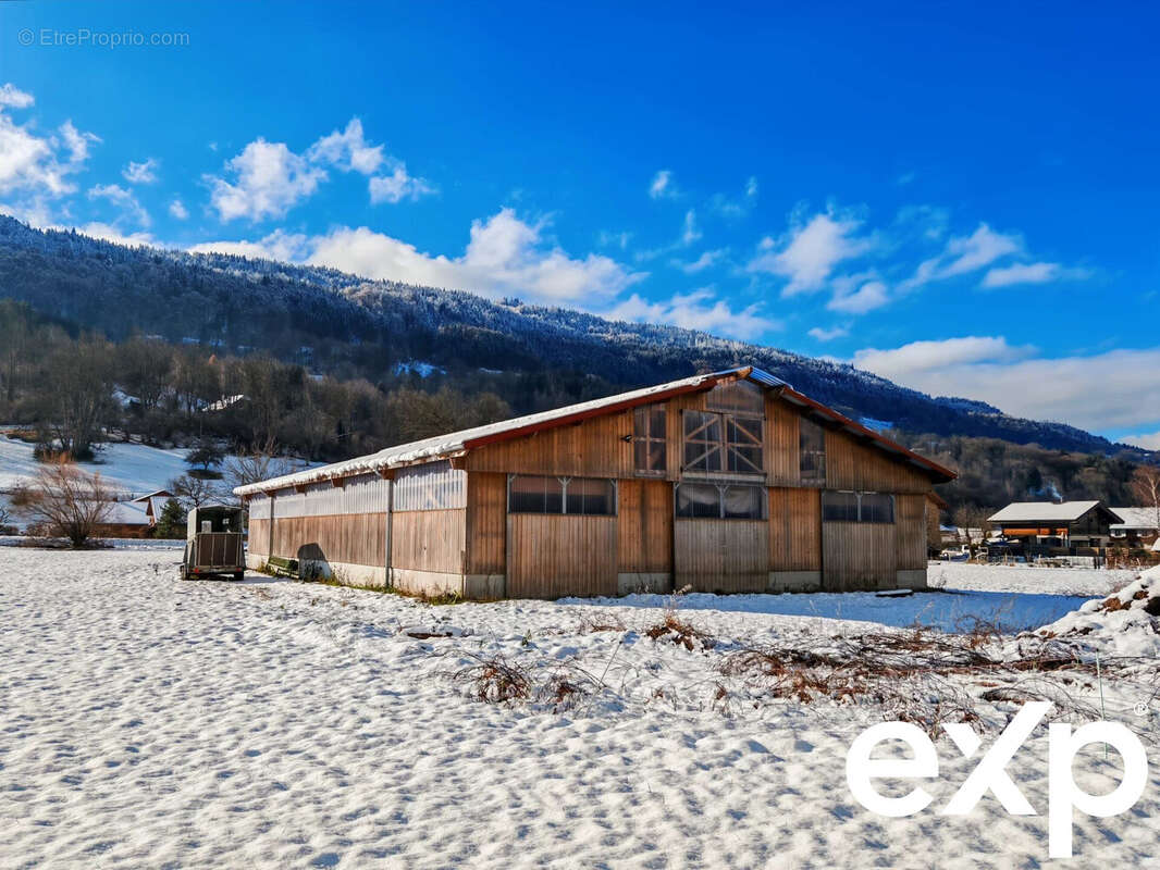 Commerce à LA RIVIERE-ENVERSE