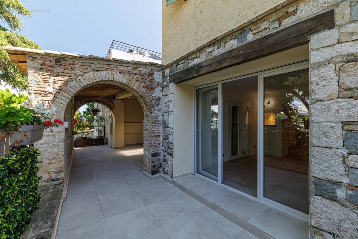 Appartement à SAINT-LAURENT-DU-VAR