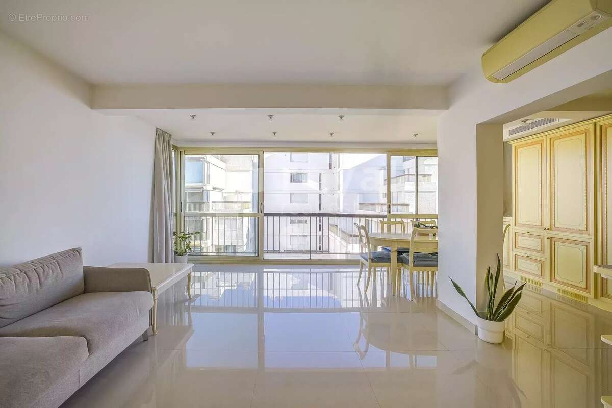 Appartement à MANDELIEU-LA-NAPOULE