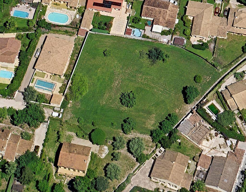 Terrain à LE MUY
