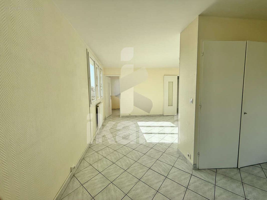 Appartement à PIERRE-BENITE