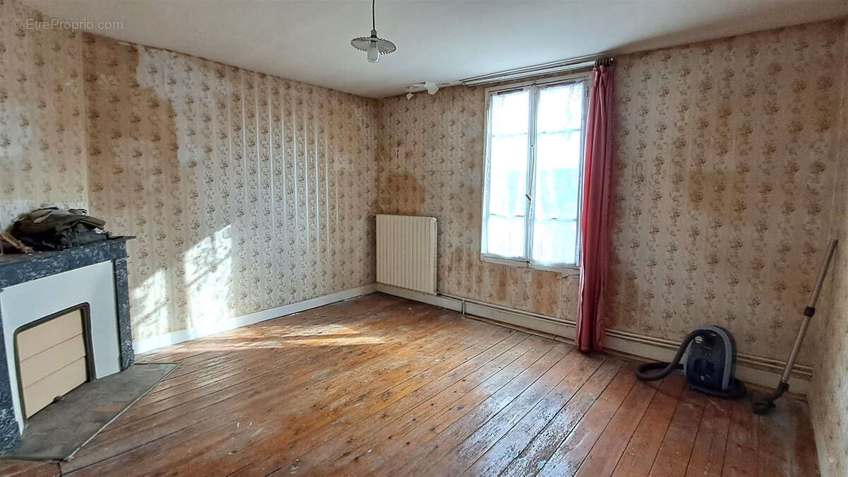 Maison de ville à rafraichir entièrement donnant vue sur le château comprenant : au rdch : coin cuisine, espac - photo 6
