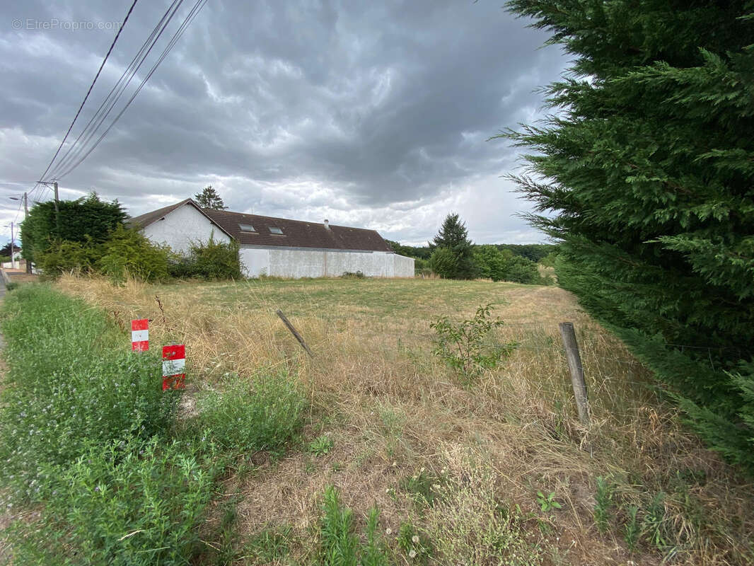 Terrain à SAINT-REMY-EN-ROLLAT