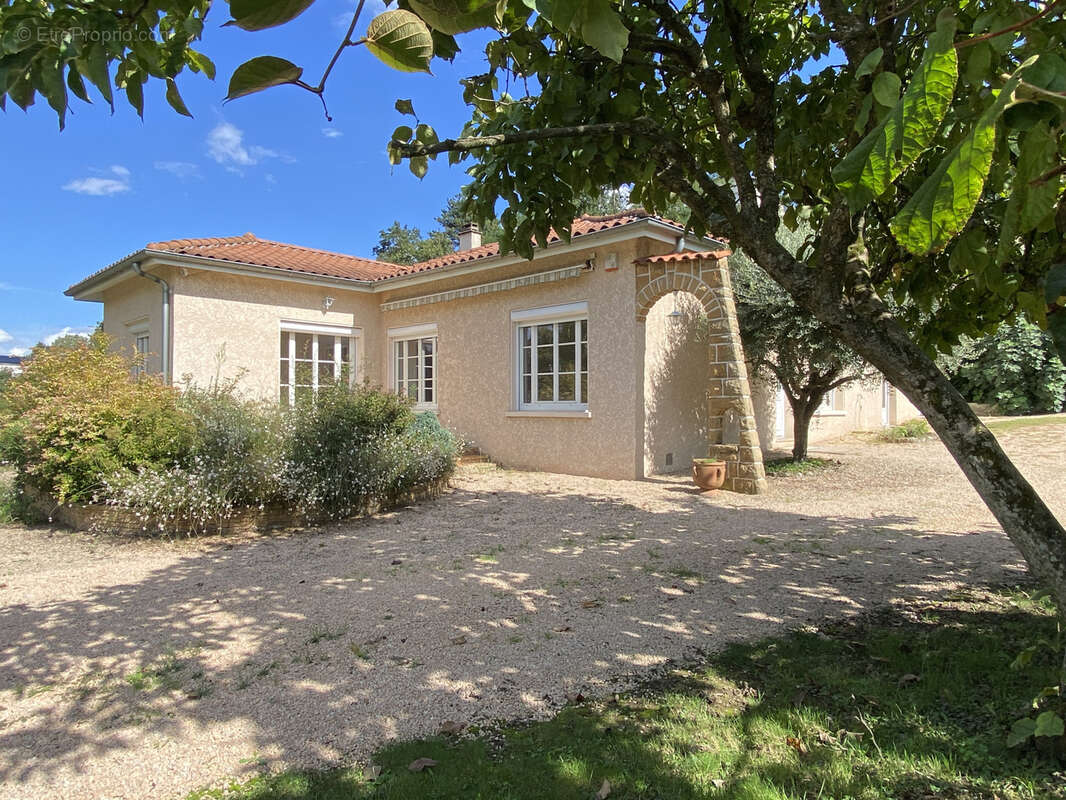 CIVRIEUX D'AZERGUES   Spacieuse Maison de plain-pied entièrement rénovée - photo 4
