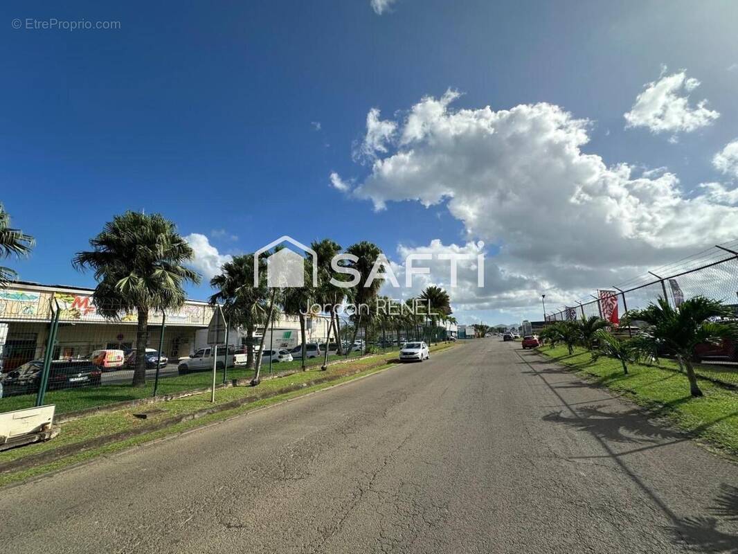 Photo 1 - Commerce à LE LAMENTIN