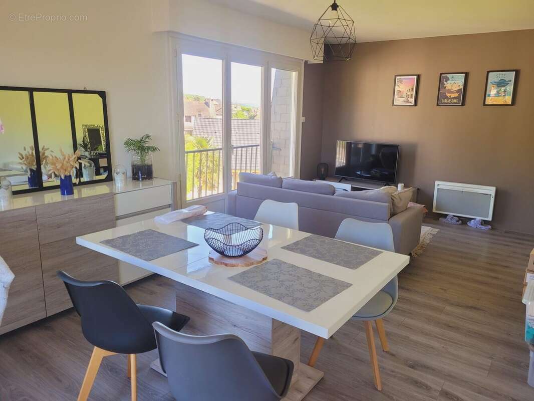 Salon spacieux dans appartement F2 à Louviers - Appartement à LOUVIERS