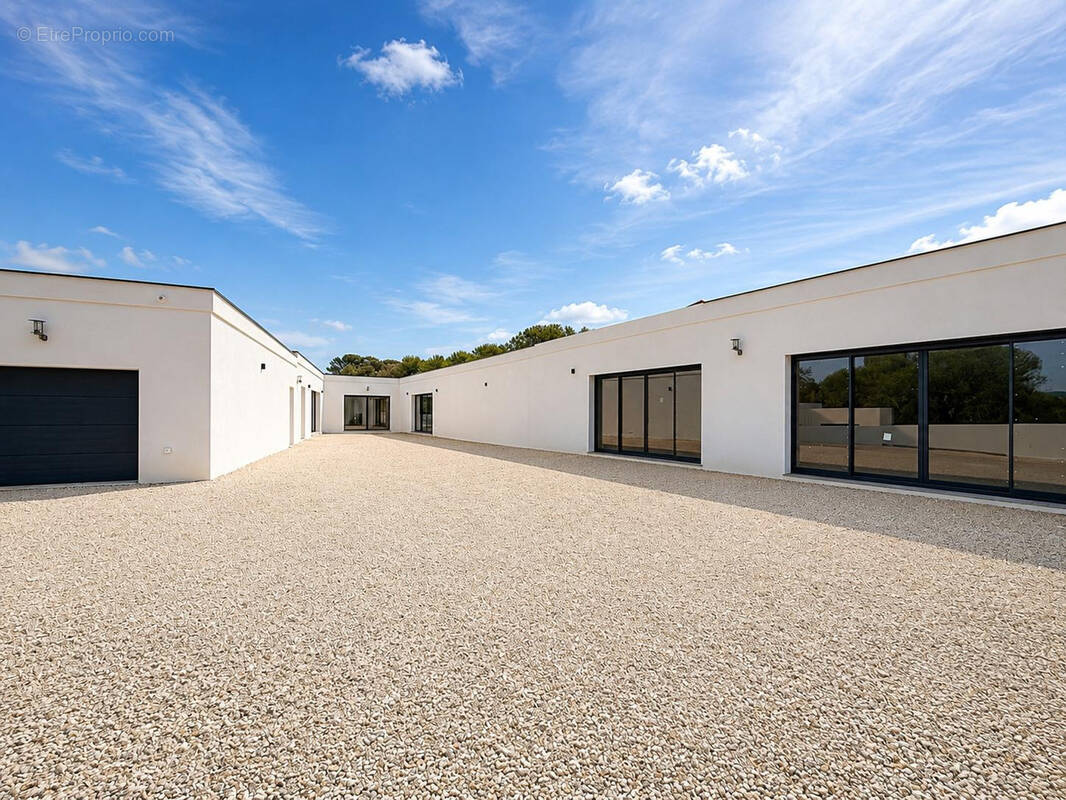 Photo Maison à Bagnols-Sur-Ceze au prix de 695 000€