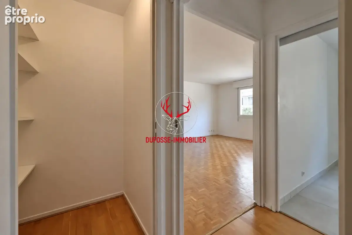 Carré d'or / jacobins - t2 de 57 m² entièrement rénové avec vue sur la place - photo 8