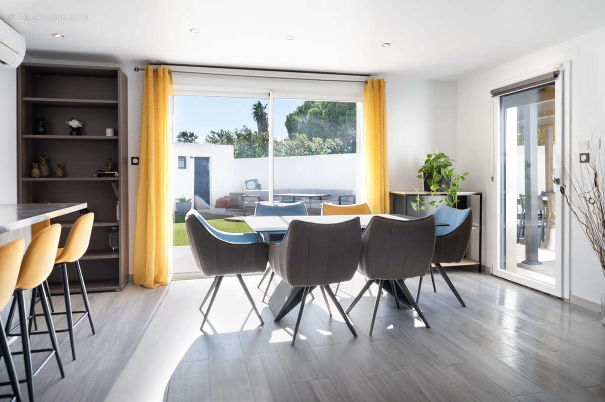 Maison à SAINT-LAURENT-DE-LA-SALANQUE