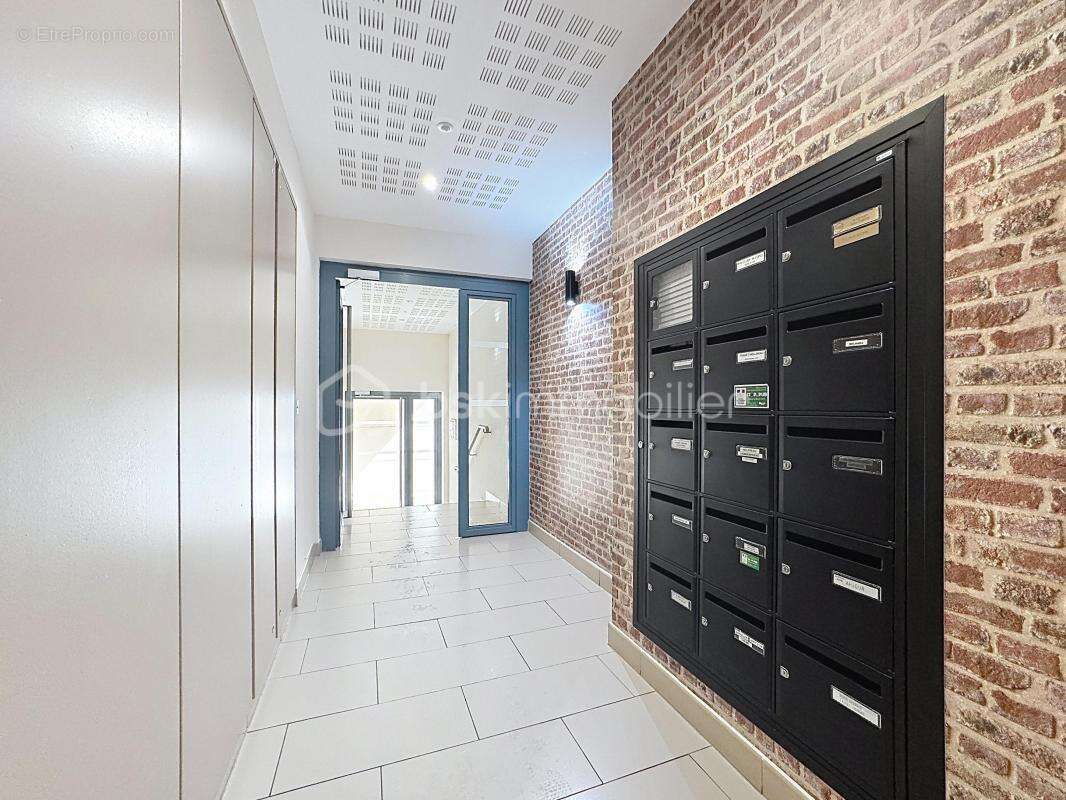 Appartement à THIVERVAL-GRIGNON