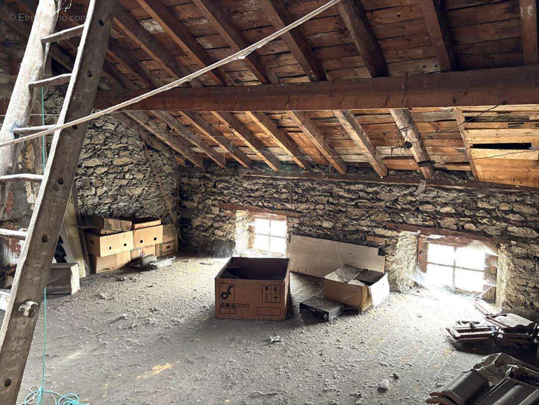 Saint Anthème  63660 immeuble sur trois niveaux plus combles 180 m² - photo 11